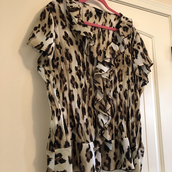 East 5th   animal print top 2X.   Ruffle V Neck - Picture 2 of 5